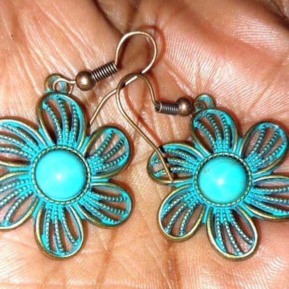 Beautiful turquoise flower dangle earrings - Picture 2 of 6
